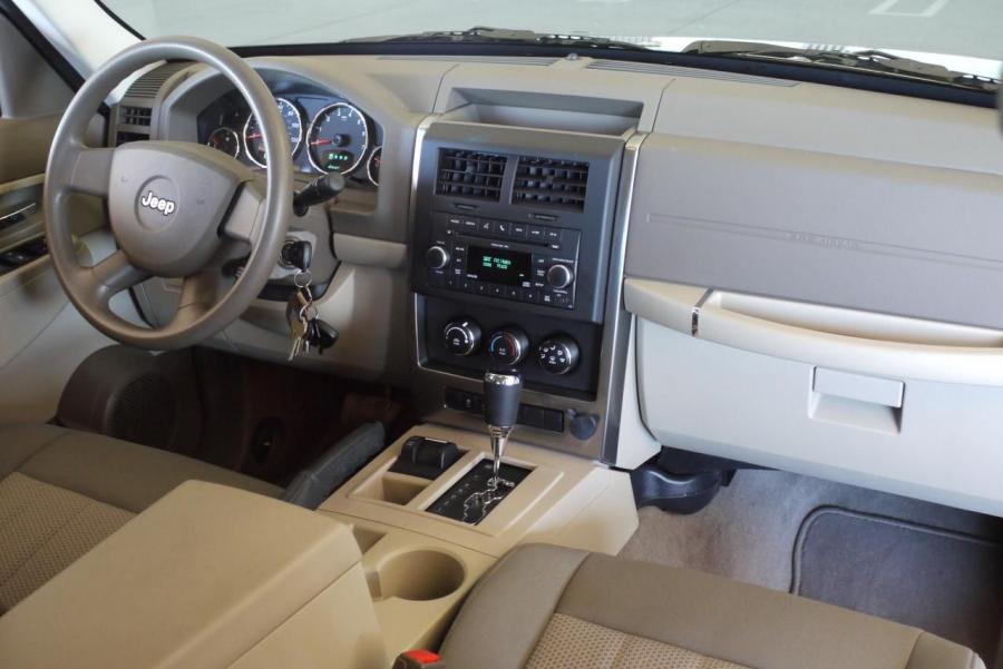  Jeep Liberty Sport 2010 года  (фото 26 из 37)